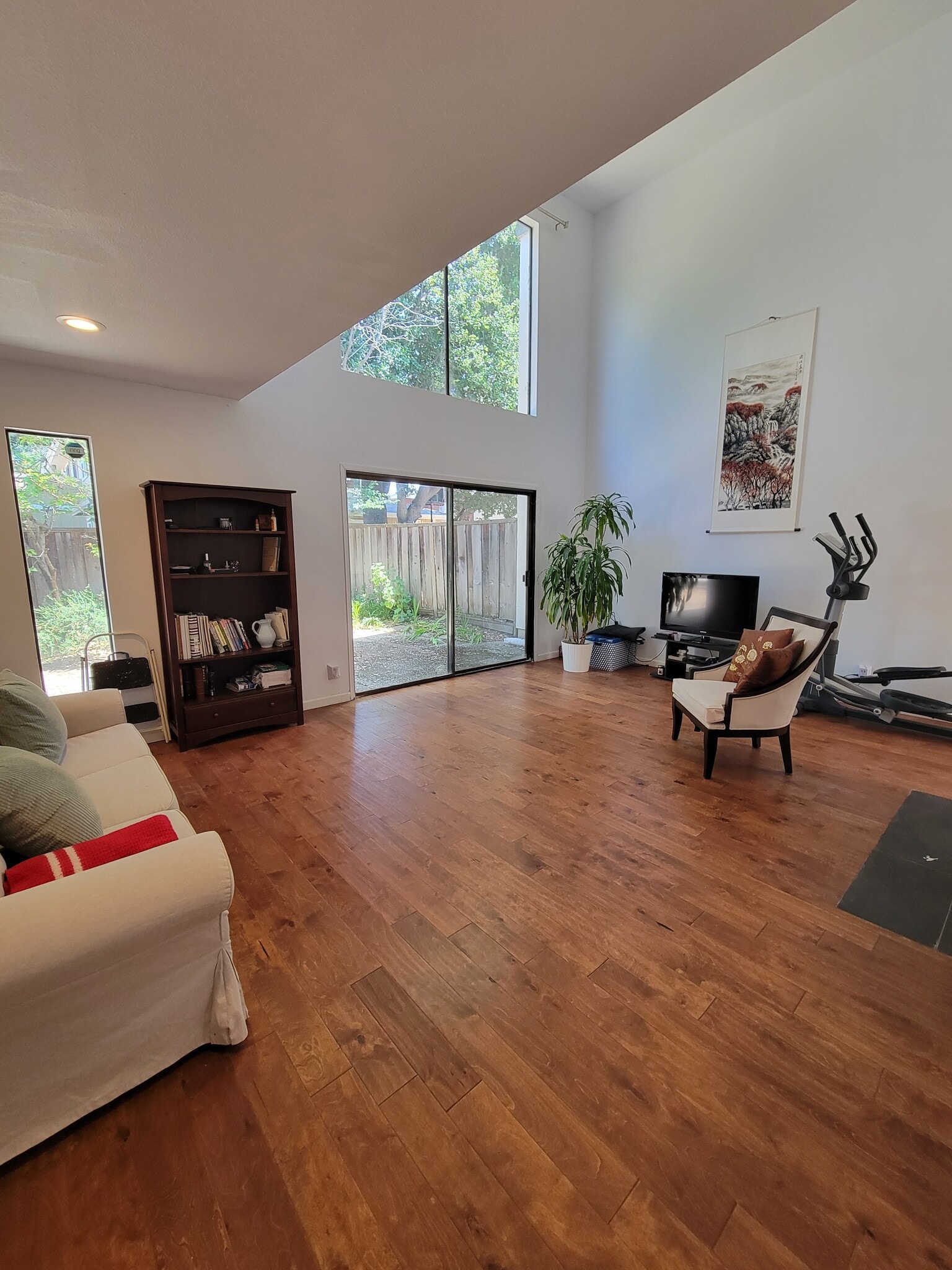 Building Photo - 575 Villa Real
