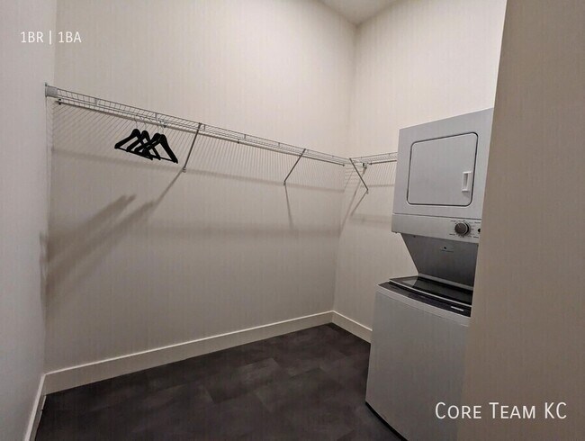 Building Photo - 3100 E Gillham Plaza