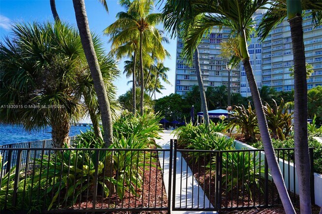 Building Photo - 2333 Brickell Ave