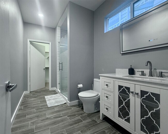 Building Photo - 608 W Drew St