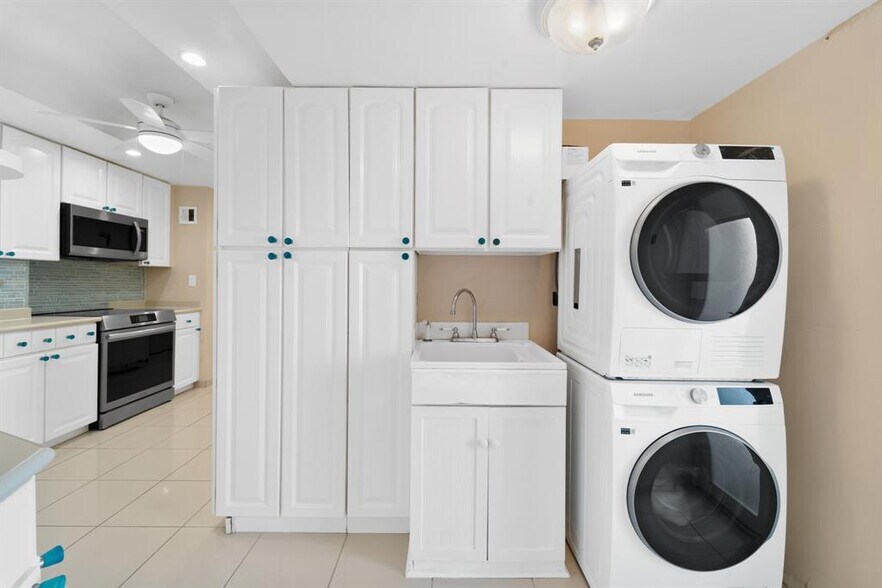 Building Photo - 111 N Pompano Beach Blvd