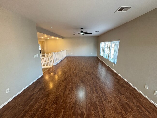 Building Photo - Gorgeous 6Bed/5Bath/4Car, 2-Story Home located in the Mountains Edge