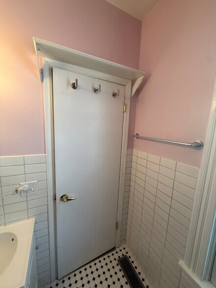 Building Photo - 2523 28th Ave S