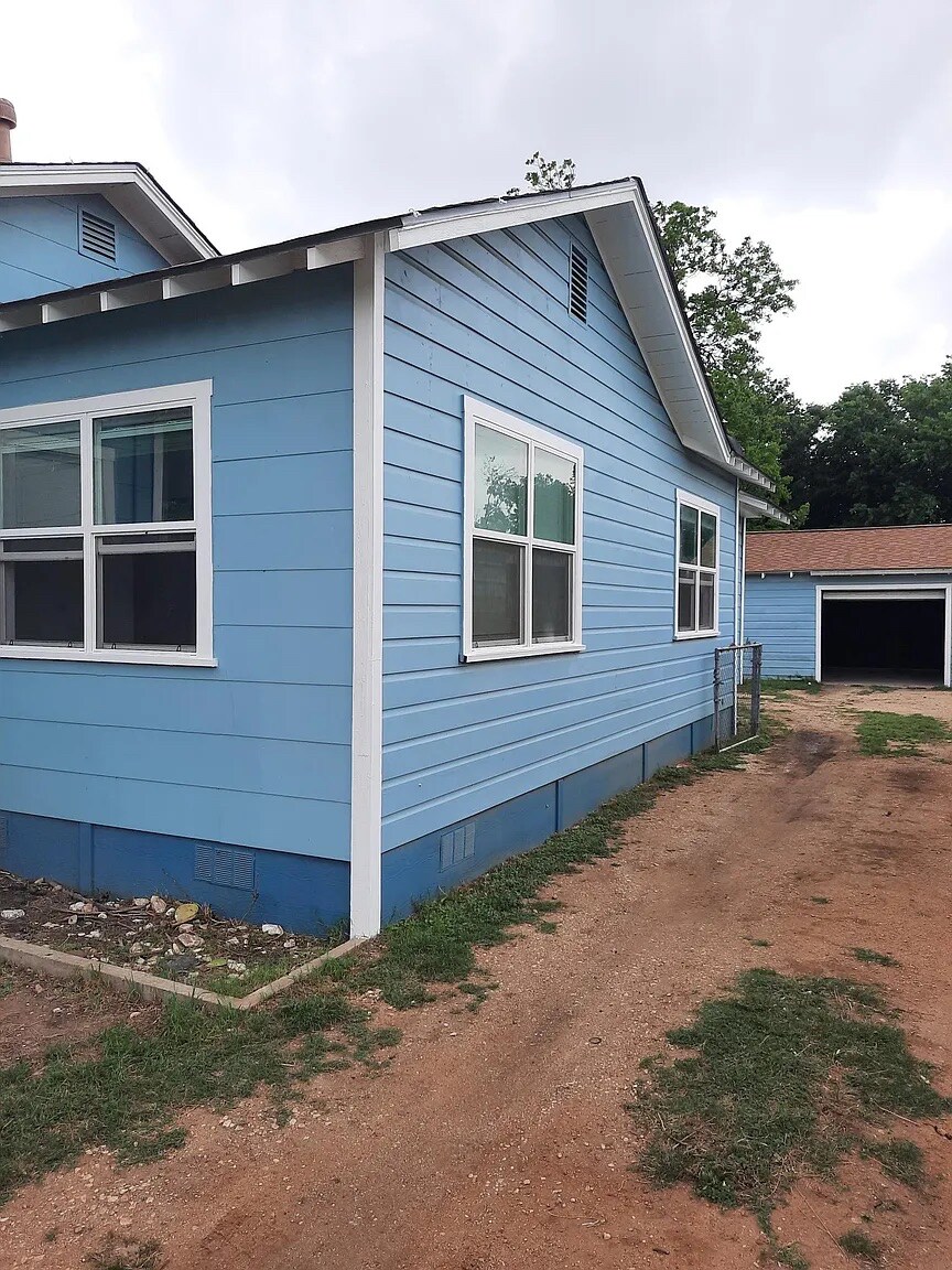 Building Photo - Room in House on Motel Dr
