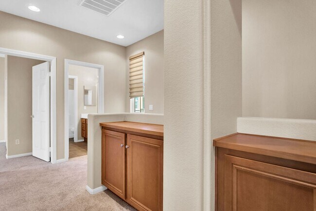 Building Photo - Beautiful townhome in Mission Valley!  Ava...