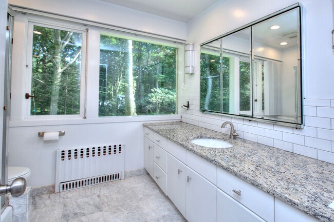 Building Photo - 208 Bayberry Ln