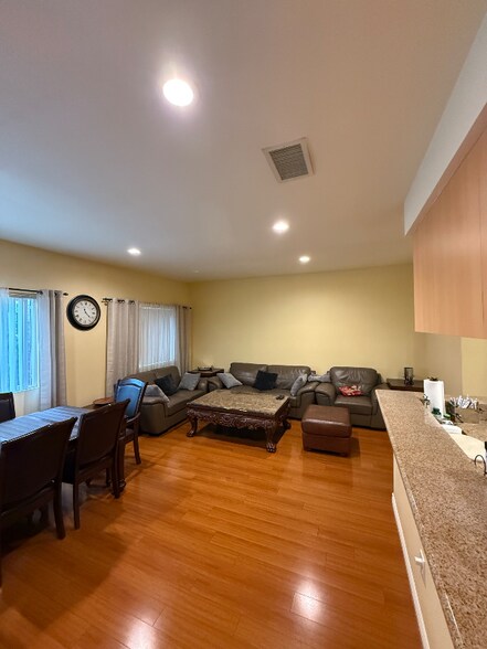 Building Photo - 1050 N Kingsley Dr
