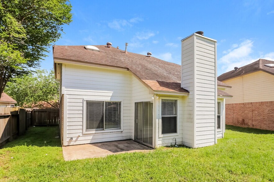 Building Photo - 4627 Green Trail Dr