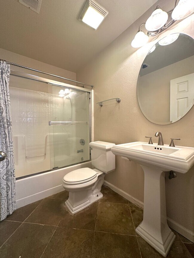 Building Photo - Single Story 3 Bed 2 Bath in Apple Hill!