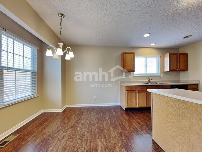 Building Photo - 2422 Hilliard Dr