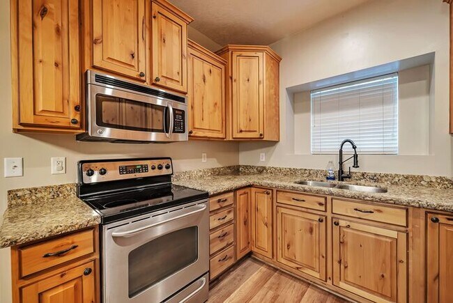 Building Photo - Beautiful Riverton Townhome in Gated Community w 1 car garage attached