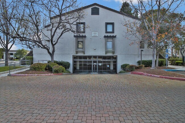 Building Photo - 880 E Fremont Ave