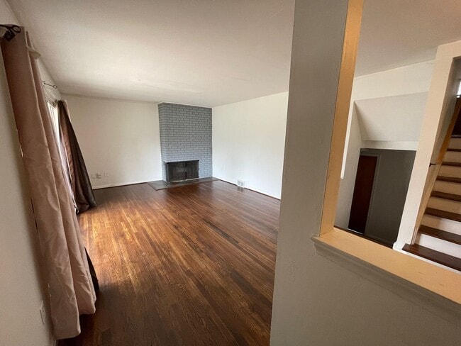 Building Photo - 3-Bedroom Home in Sought-After Cranbrook Village