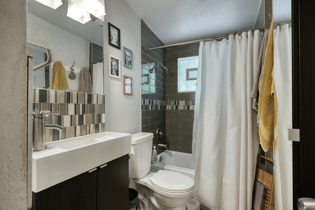 bathroom with tub/shower - 1606 Valleyridge Dr