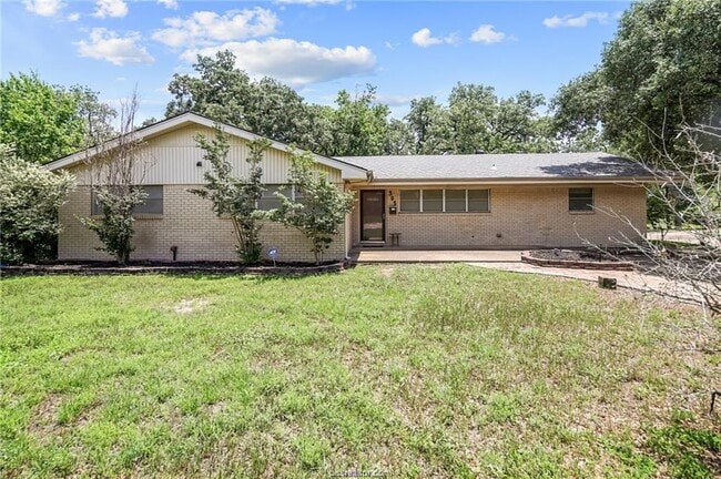 Building Photo - 305 W Brookside Dr