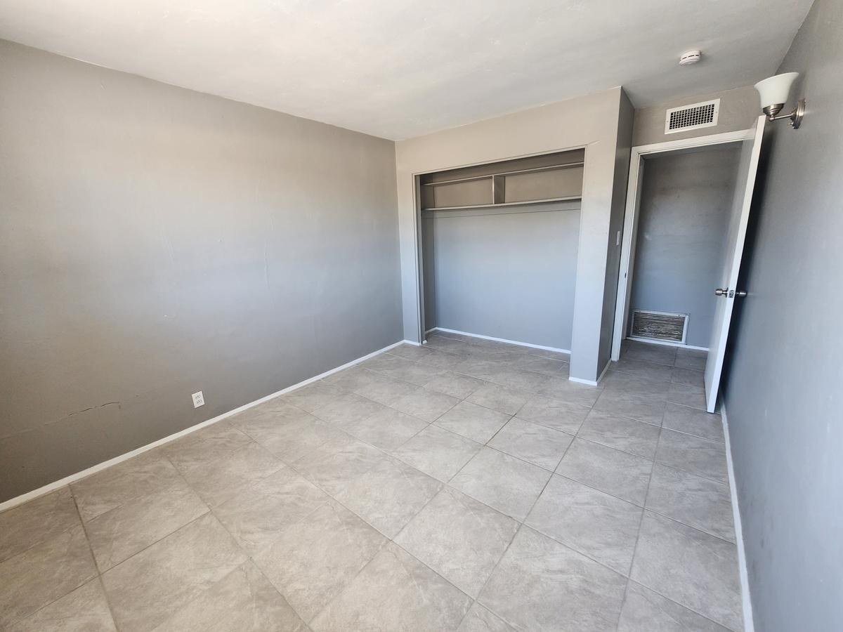 Building Photo - 7033 E Calle Orion