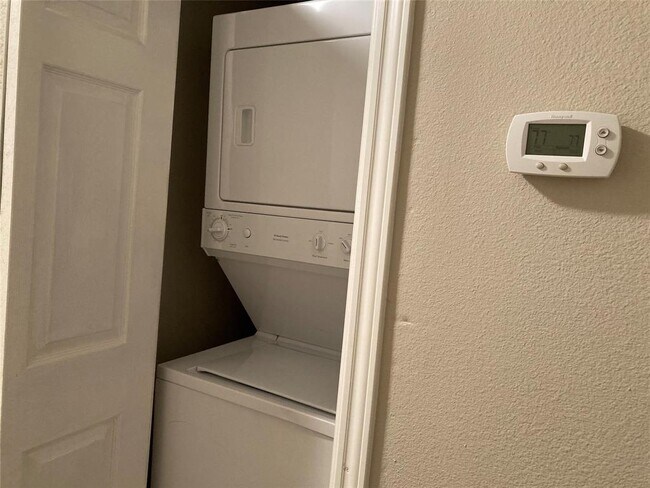 Building Photo - 2106 Main St