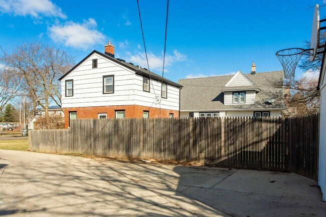 Building Photo - 2750 N 61st St