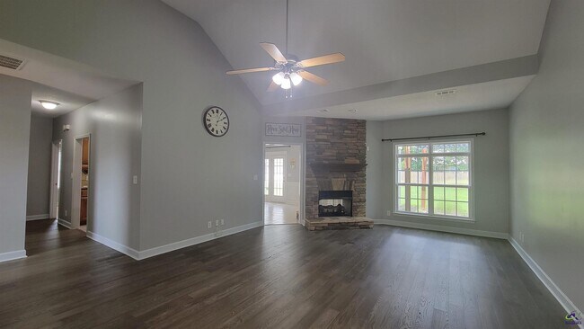 Building Photo - 203 Duke Ln