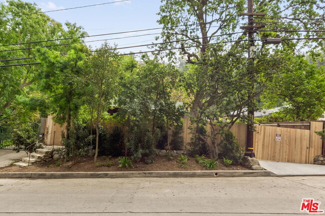 Building Photo - 8692 Lookout Mountain Ave