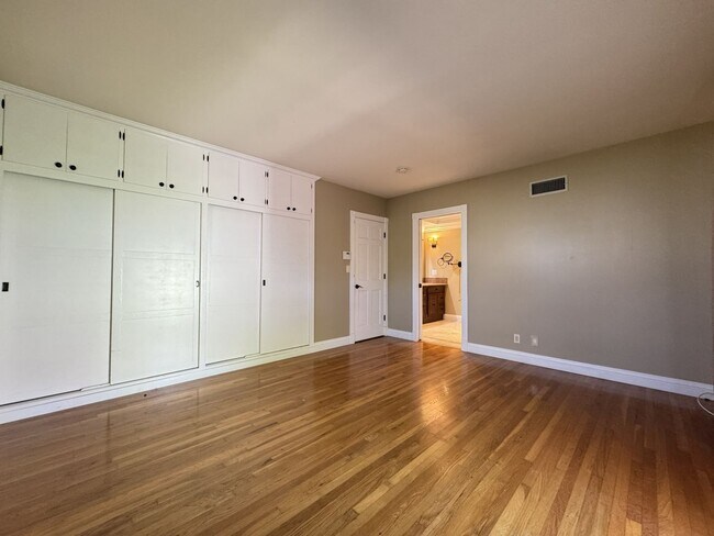 Building Photo - 1232 Longview Dr