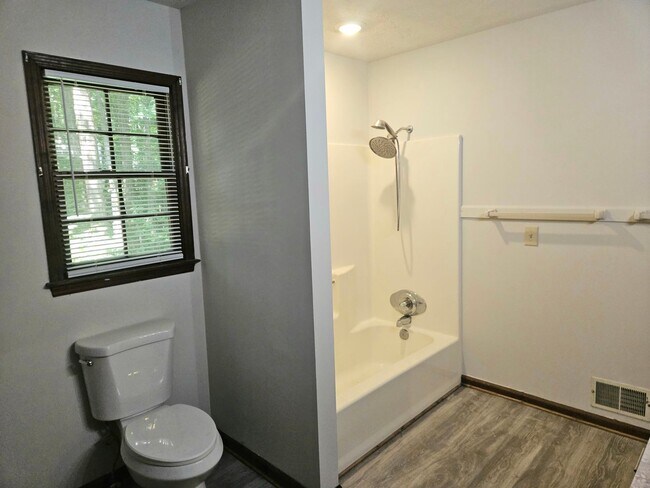 Building Photo - 520 Hardy Cir
