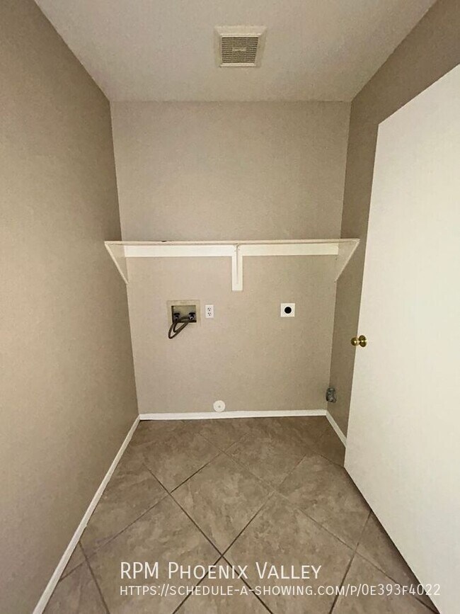 Building Photo - 8239 W Voltaire Ave