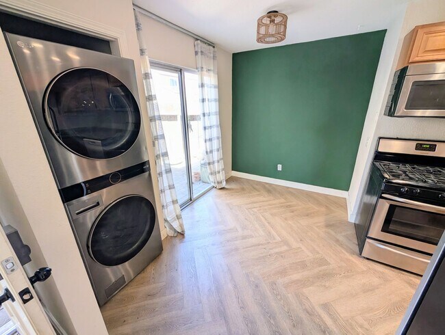 Building Photo - AWESOME 2 BED/1.5 BATH WITH LARGE YARD+WRA...