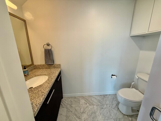 Building Photo - 1431 Pacific Hwy