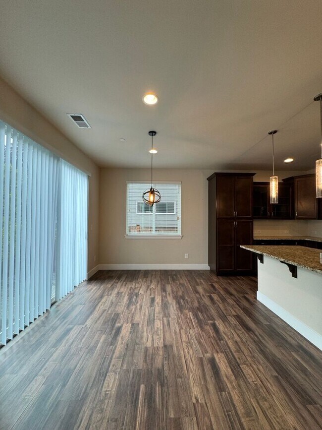 Building Photo - Gorgeous 4BR, 3.5BA Gem in Kingstone Community, Lynnwood,