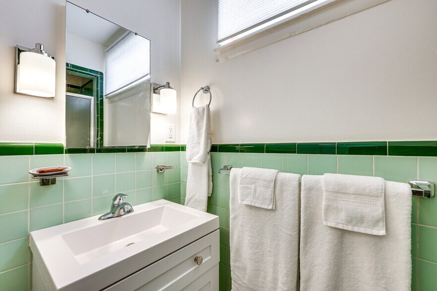 Building Photo - 218 Morning Sun Ave