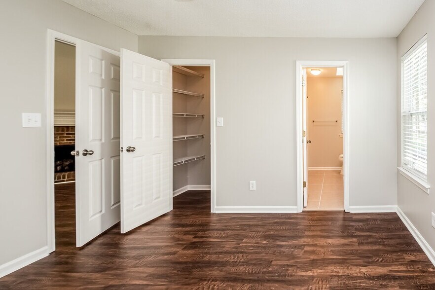 Building Photo - 630 W Manor