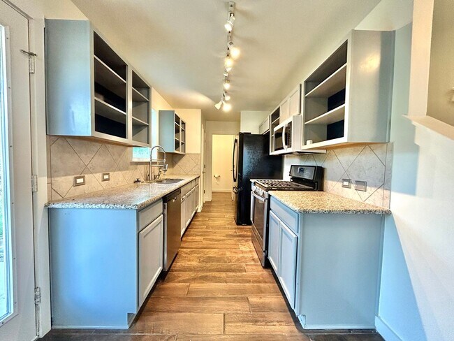 Building Photo - Gorgeous 3 Bed 2.5 Bath Single Family Home