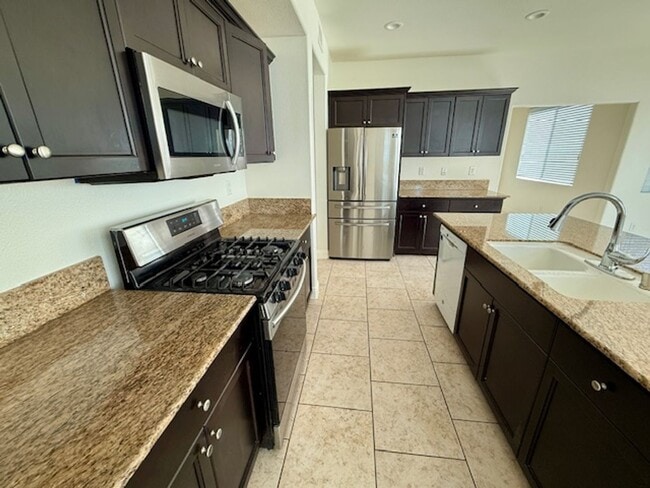Building Photo - Beautiful Spacious 5 Bedroom Home located ...