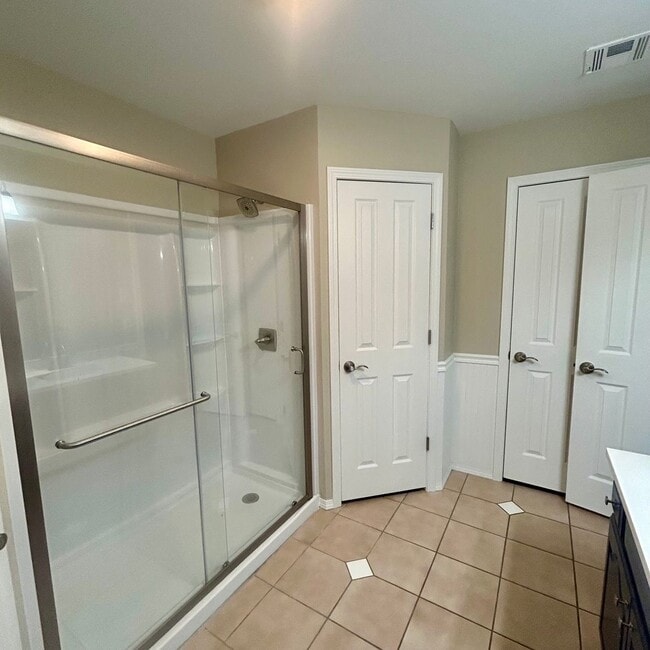 Building Photo - Enjoy Coming Home To This Beautiful and Well Maintained Home Close To Shopping, Restaurants & More!