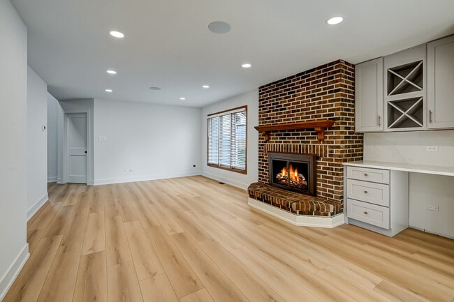 Building Photo - 5615 S Elm St