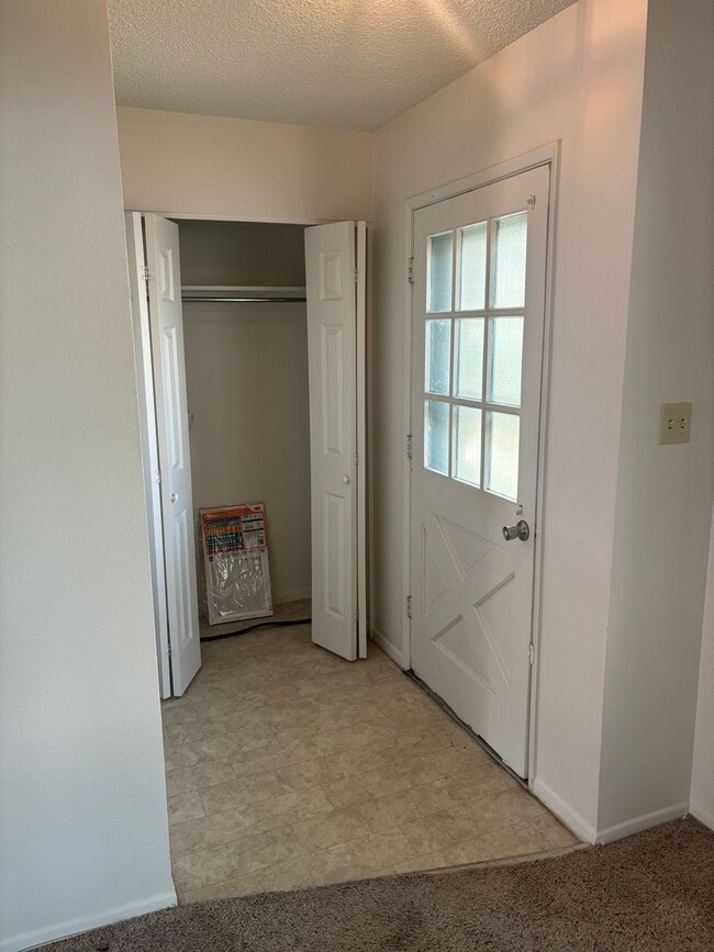 Building Photo - Updated 3bd/2.5ba Townhome in Lakewood