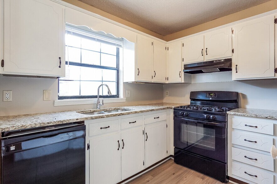 Building Photo - 904 Cedar Crest Dr