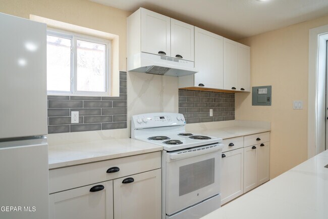 Building Photo - 1211 Mesita Dr