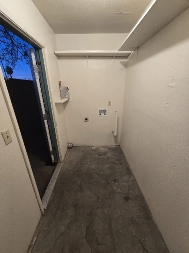 Building Photo - TRIPLEX 2BD/1BA COMING SOON!!! SPACIOUS BACKYARD!!