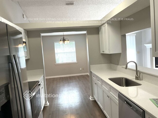 Building Photo - 1995 Hovington Cir W