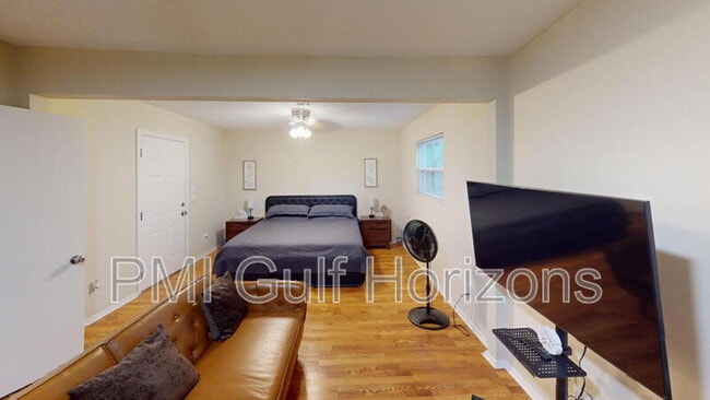 Building Photo - 3900 Baywoods Dr