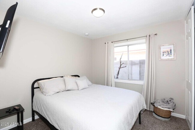 Building Photo - 2634 S Cottonwood Dr