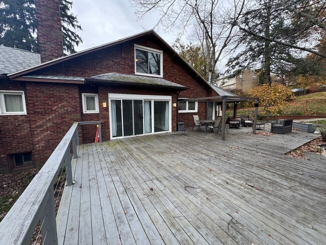 Building Photo - Spacious Private Oasis - 3 Bedroom 2 Bathr...