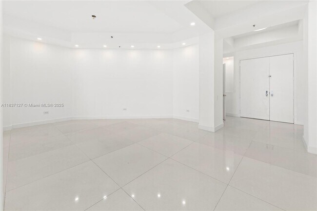 Building Photo - 808 Brickell Key Dr