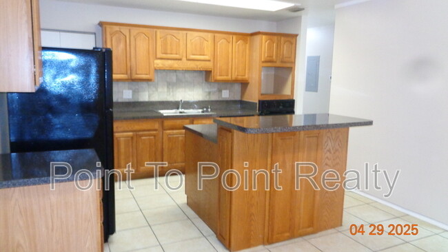 Building Photo - 1204 Crown Dr