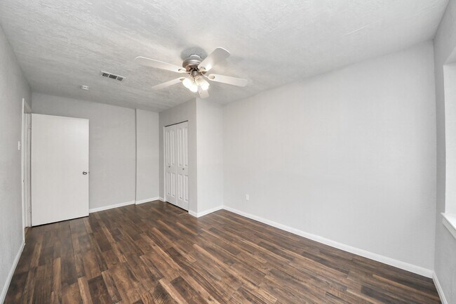 Building Photo - 2405 Pickerton Dr