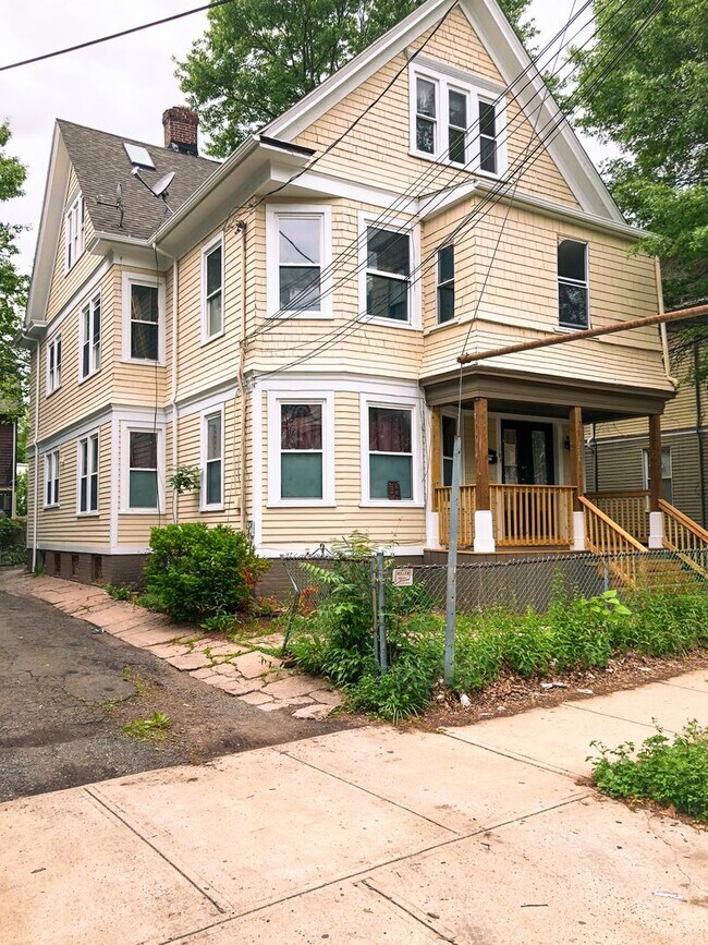 Building Photo - Modern 3BD Near Yale New Haven Hospital!