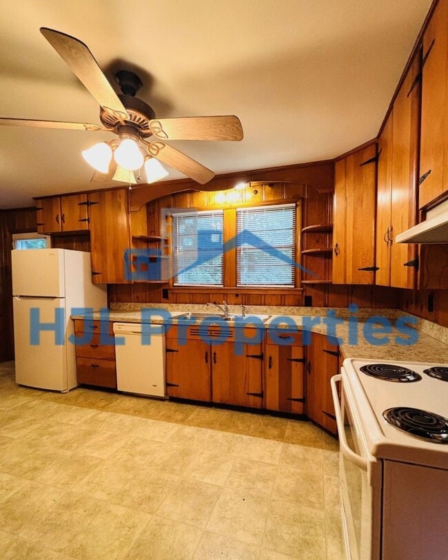 Building Photo - Beautiful Large Home in Donelson!