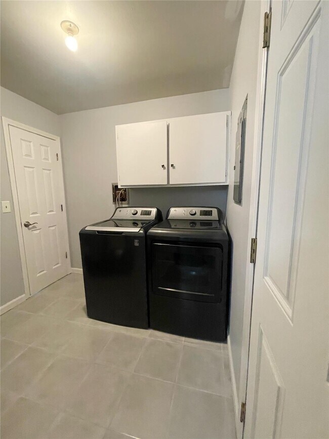 Building Photo - 712 Juniper Dr